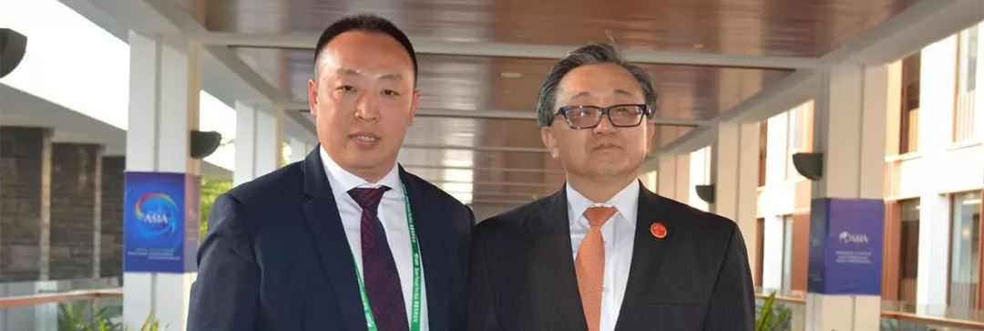 女生扒开逼让男生操的网站联合国副秘书长刘振民和赵章栓会长在博鳌亚洲论坛亲切交"